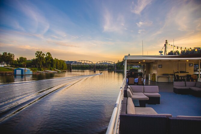 2.5-hour Dinner Cruise on Willamette River - Timing matters: when to expect more lights vs more daylight