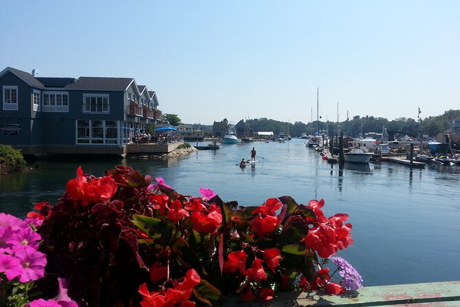 6 Hours Private Lighthouses and Kennebunkport Tour in Portland - South Portland’s Bug Light Park and the Wedding Cake House photo break