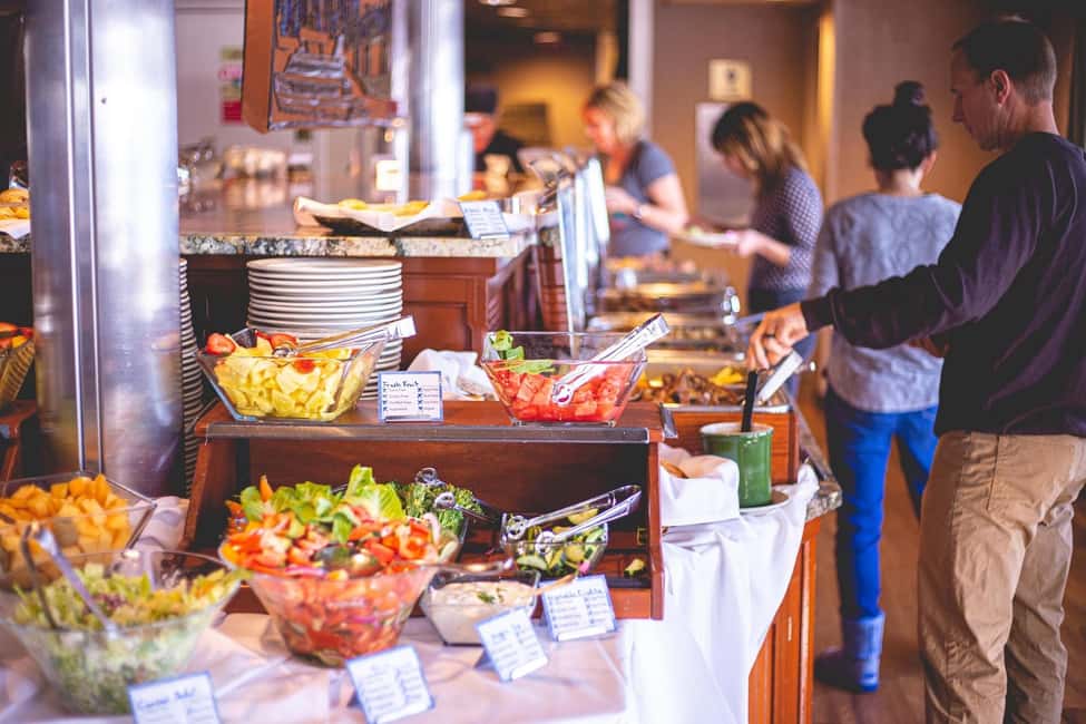 Portland: Champagne Brunch Cruise on Willamette River - Tables, service, and how to make it feel comfortable