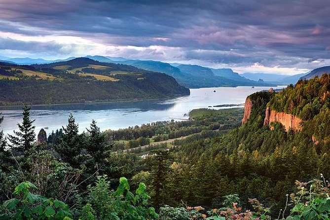 Waterfalls & Wine Tour-Multnomah Falls,Vineyards,Hood River Combo - Latourell Falls: A Waterfall Stop That Lets You Get Close